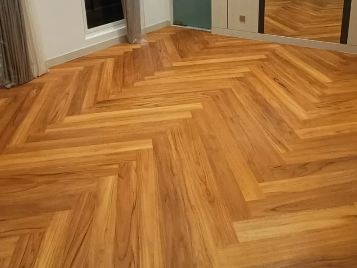 Detail pola lantai kayu herringbone