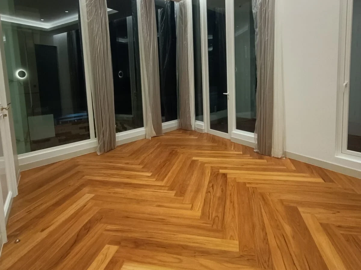 Finishing lantai kayu pada ruang utama
