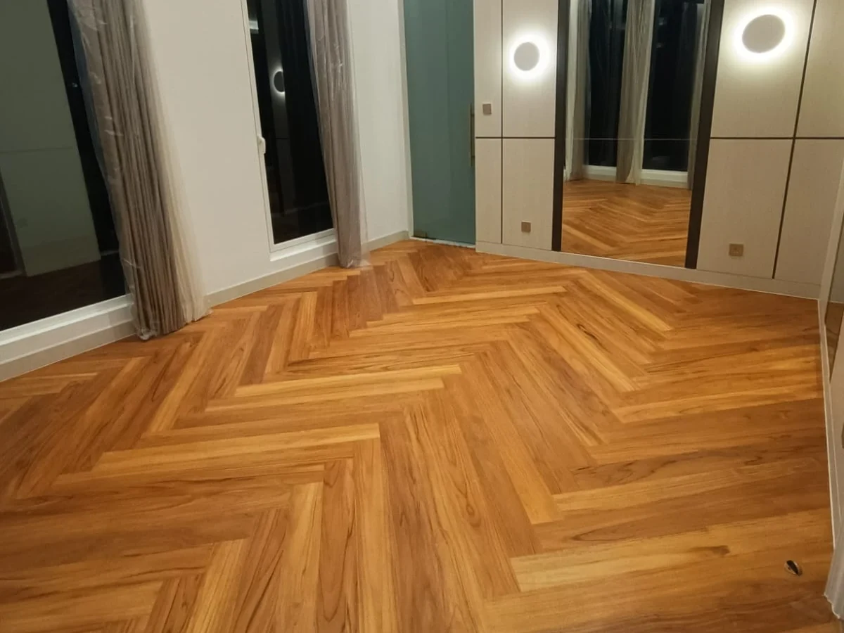 Lantai kayu pola herringbone pada ruang interior