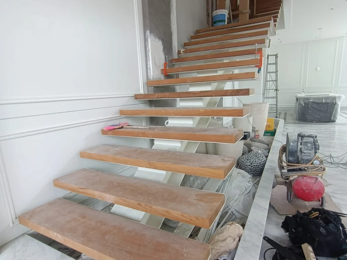 Proses pemasangan wood step staircase