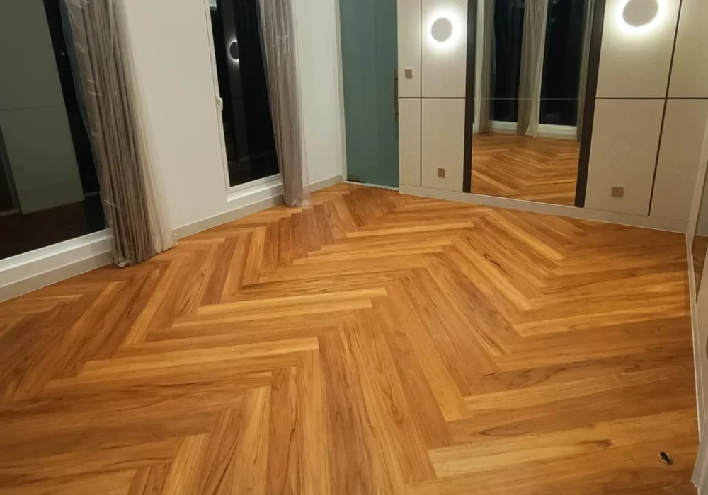 Pemasangan flooring pada ruang hunian